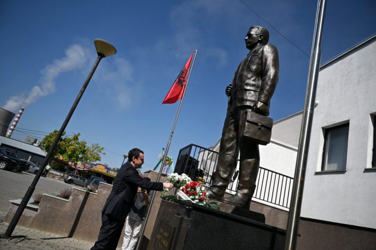 Kurti bëri homazhe te shtatorja e Heroit të Kosovës, Xhavit Haziri