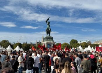 Shqiptarët mblidhen në Vjenë, protestojnë kundër denimit të ish-krerëve të UÇK-së