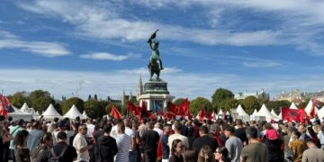 Shqiptarët mblidhen në Vjenë, protestojnë kundër denimit të ish-krerëve të UÇK-së