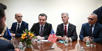 Kryeministri nis në SHBA fushatën kundër vendimit në Hagës
