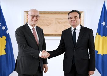 Scharping dokumentoi krímet e regjimit të Millosheviqit, Kurti e falënderon