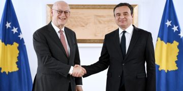 Scharping dokumentoi krímet e regjimit të Millosheviqit, Kurti e falënderon