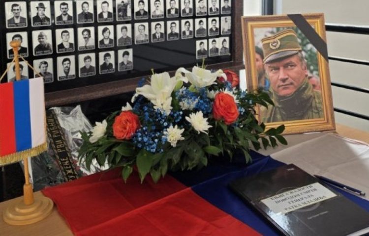 BE-ja e ashpërsoi qëndrimin ndaj Serbisë për varrimin e Mlladiçit