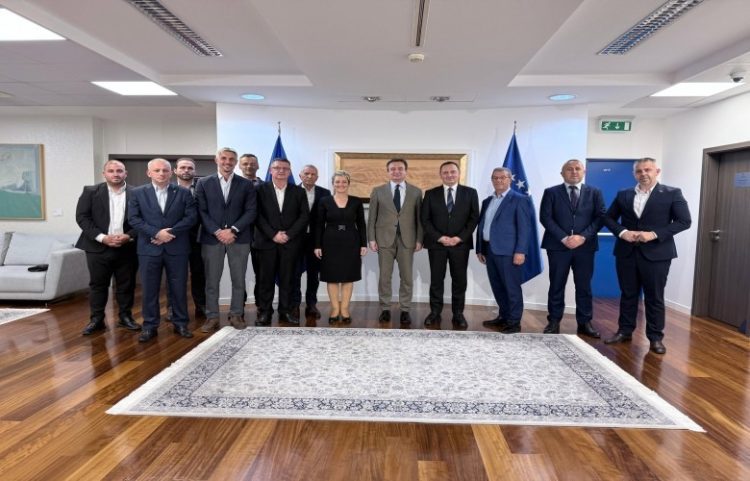 Kryeministri Kurti pret përfaqësuesit politikë të shqiptarëve të Luginës