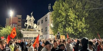 Qytetarët në shesh: Do të protestojmë e nuk do të heshtim për UÇK-në
