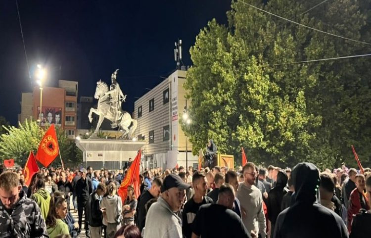 Qytetarët në shesh: Do të protestojmë e nuk do të heshtim për UÇK-në
