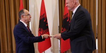 Pas më shumë se tre vitesh, SHBA-ja rikthehet me ambasador në Shqipëri