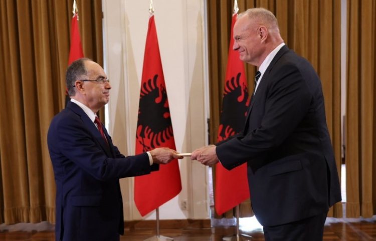 Pas më shumë se tre vitesh, SHBA-ja rikthehet me ambasador në Shqipëri
