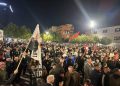 Mijëra qytetarë mblidhen në shesh në mbështetje të ish-krerëve të UÇK-së