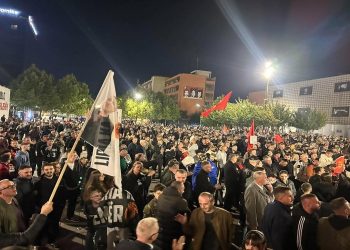 Mijëra qytetarë mblidhen në shesh në mbështetje të ish-krerëve të UÇK-së