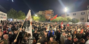 Mijëra qytetarë mblidhen në shesh në mbështetje të ish-krerëve të UÇK-së