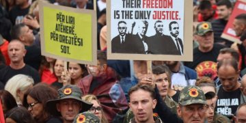 “Për liri atëherë, për drejtësi sot”, mesazhet e qytetarëve në “Marshin për Liri”