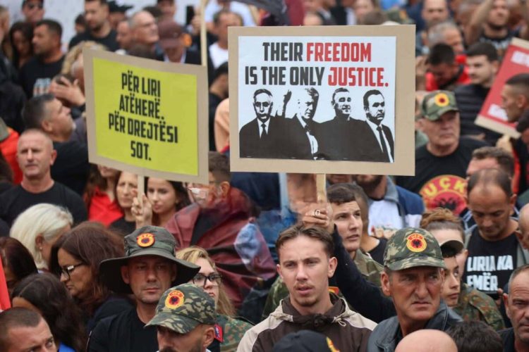 “Për liri atëherë, për drejtësi sot”, mesazhet e qytetarëve në “Marshin për Liri”