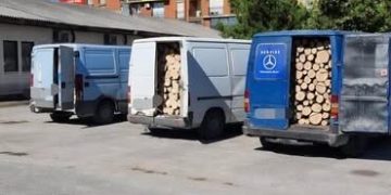 Policia konfiskon 6 automjete që transportonin dru pa dokumente