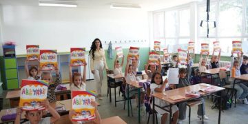 Kurti: 37 mijë libra shqip për nxënësit e Luginës, pavarësisht bllokadës së Serbisë