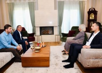 Hamza viziton familjet Thaçi, Veseli e Krasniqi pas vendimit në Hagë