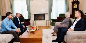 Hamza viziton familjet Thaçi, Veseli e Krasniqi pas vendimit në Hagë
