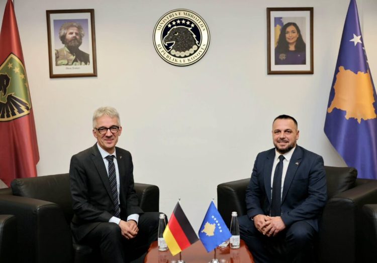 Maqedonci pret ambasadorin gjerman, diskutojnë për zhvillimin e FSK-së dhe bashkëpunimin në mbrojtje