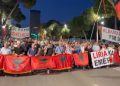 “UÇK, UÇK”, protestuesit në Tiranë solidarizohen me ish-liderët e UÇK-së pas vendimit të Hagës (VIDEO)