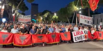 “UÇK, UÇK”, protestuesit në Tiranë solidarizohen me ish-liderët e UÇK-së pas vendimit të Hagës (VIDEO)