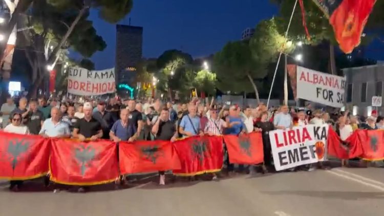 “UÇK, UÇK”, protestuesit në Tiranë solidarizohen me ish-liderët e UÇK-së pas vendimit të Hagës (VIDEO)