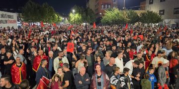 Fillon protesta në sheshin “Skënderbeu” në Prishtinë