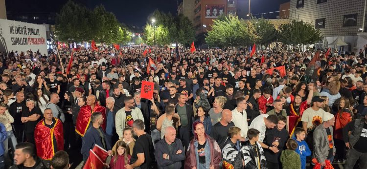 Fillon protesta në sheshin “Skënderbeu” në Prishtinë