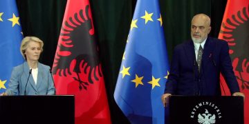 Presidentja e Komisionit Europian mbërrin në Tiranë, Von der Leyen pritet nga Edi Rama në Kryeministri