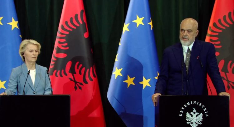 Presidentja e Komisionit Europian mbërrin në Tiranë, Von der Leyen pritet nga Edi Rama në Kryeministri