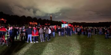 Pak orë para aktgjykimit në Hagë, nis “Nata e Pritjes” në sheshin “Skënderbeu” në Prishtinë