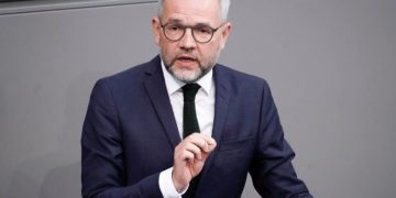 Roth: S’e kisha menduar kurrë se krimineli Mlladiq do të merrte nderime në Beograd