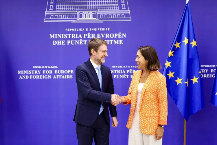 Hoxha pret ambasadoren e re të BE-së: Zgjerimi, një sukses i përbashkët