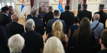 Organizohet ceremonia përkujtimore për Mlladiqin, pjesëmarrës edhe ministri i Drejtësisë së Serbisë