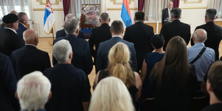 Organizohet ceremonia përkujtimore për Mlladiqin, pjesëmarrës edhe ministri i Drejtësisë së Serbisë