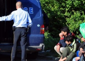 Ndalet një person në Muçibabë, në veturë kishte 11 migrantë