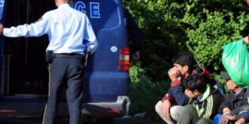 Ndalet një person në Muçibabë, në veturë kishte 11 migrantë