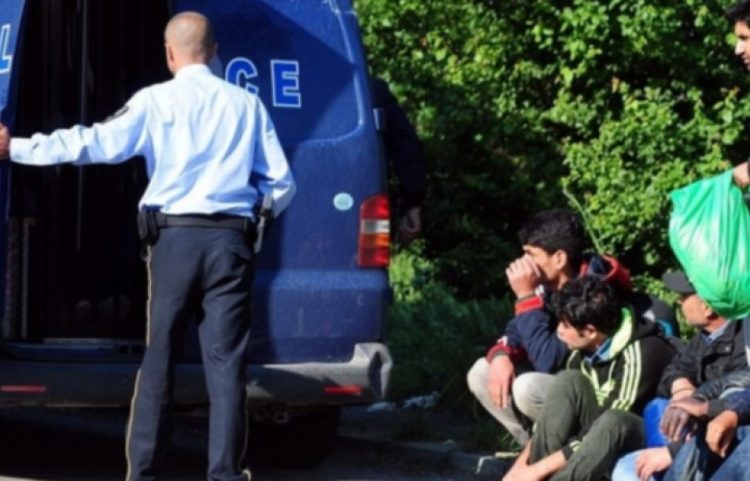 Ndalet një person në Muçibabë, në veturë kishte 11 migrantë