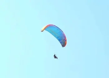 Tre pilotë nga Kosova në Top 10-shen e botës në paragllajdizëm