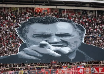 Skandal para derbit serb, tifozët nderojnë Ratko Mlladiqin