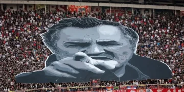 Skandal para derbit serb, tifozët nderojnë Ratko Mlladiqin
