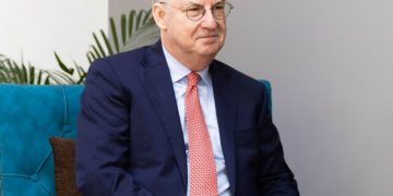 Ambasadori i ri i BE-së takon Sveçlën dhe Hoxhën, në fokus siguria dhe sundimi i ligjit