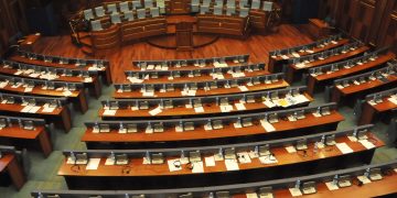Kuvendi shkon në pauzë, s’ka dakordim për mënyrën e votimit të nënkryetarëve