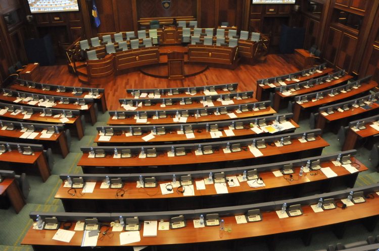 Kuvendi shkon në pauzë, s’ka dakordim për mënyrën e votimit të nënkryetarëve