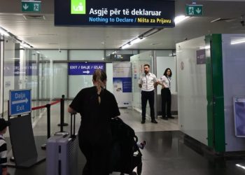 Dogana e Kosovës me njoftim për udhëtarët në Aeroport: Mallrat mbi 430 euro duhet të deklarohen