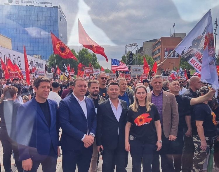 Nis “Marshi për Liri” në Prishtinë, qytetarët marshojnë në mbështetje të ish-krerëve të UÇK-së
