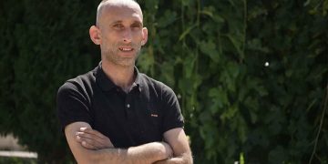 Personi që kërcënoj kuvendin i dyshuar për 31 vepra kriminale; vrasje në tentativë, vjedhje, zhvatje,pengim të drejtësisë, dëmtim të pasurisë etj…