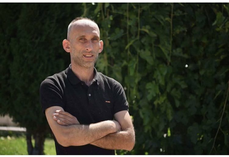 Personi që kërcënoj kuvendin i dyshuar për 31 vepra kriminale; vrasje në tentativë, vjedhje, zhvatje,pengim të drejtësisë, dëmtim të pasurisë etj…