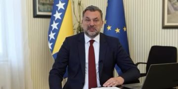 Konakoviq alarmon Perëndimin pas nderimeve për Mladiqin në Serbi: Veproni para se të jetë vonë
