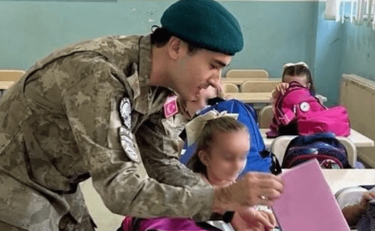 KFOR-i turk dhuron çanta shkollore për nxënës në disa komuna të Kosovës
