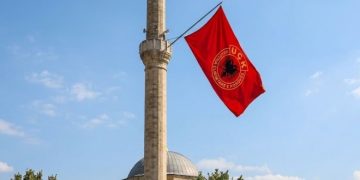 Bashkësia Islame vendos që xhamitë të stolisen me flamujt e UÇK-së